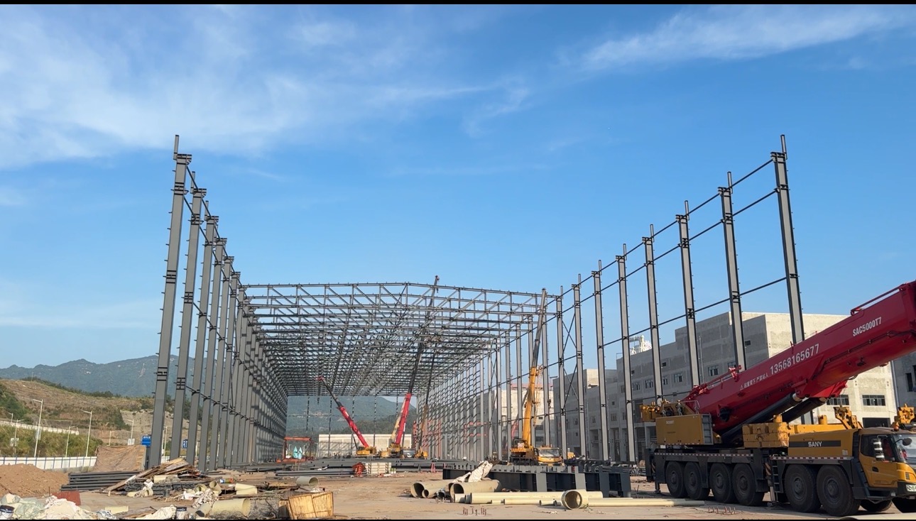 四川项目钢结构大棚施工现场